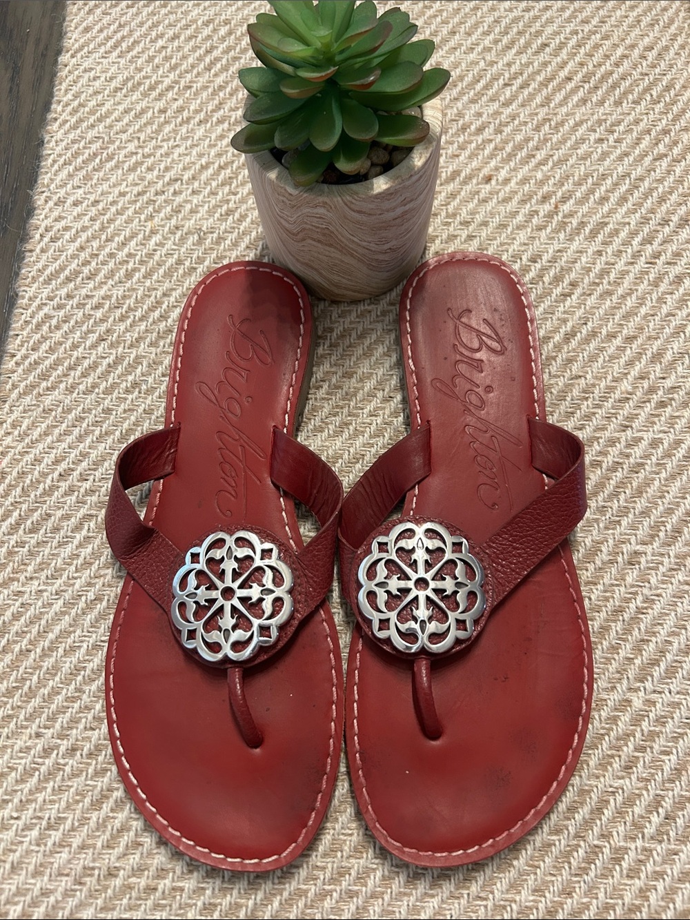 BRIGHTON♥️ALICE Red Leather Thong SANDALS Silver Filigree Medallion Size 7.5